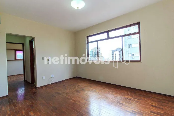 Excelente apartamento, claro, arejado, com vista e privacidade definitiva