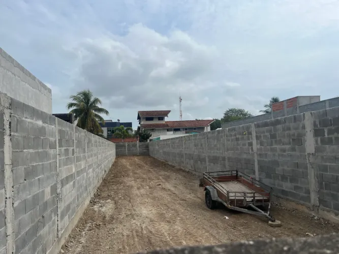 Excelente terreno plano, todo murado