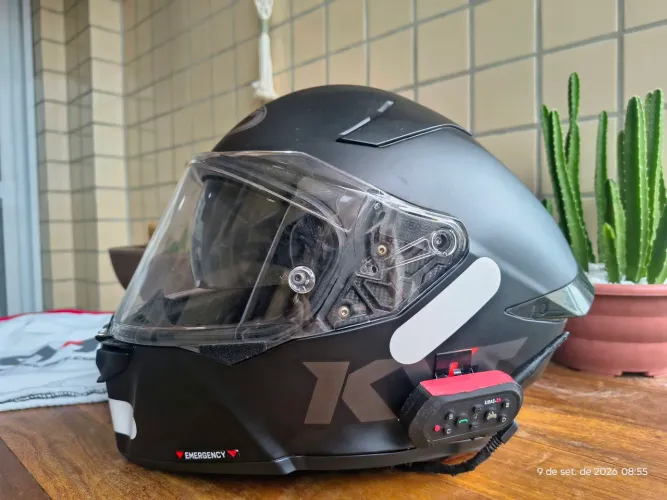 Capacete KYT R2R com intercomunicador 