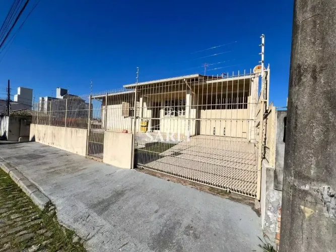 Casa de 3 dorm, s/ 1 suite, quintal grande, 2 pavimentos em Capoeiras, Florianopolis, SC