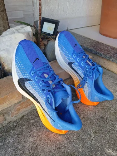 Tênis NIKE novos, Números 40.