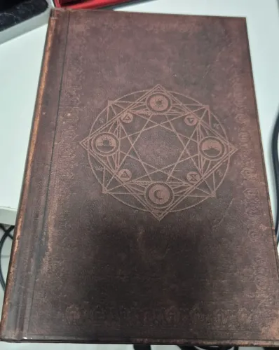 Livro: A Fractured Land: Tales of the Northern Realms