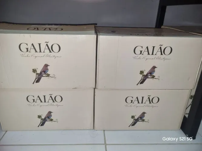 Caixas de vinho português lacradas