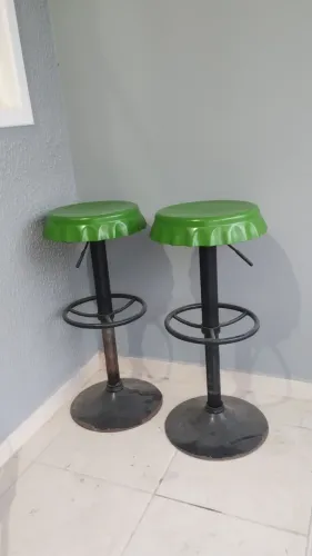 2 Bancos de Bar estilo "Tampa de Garrafa" Verde