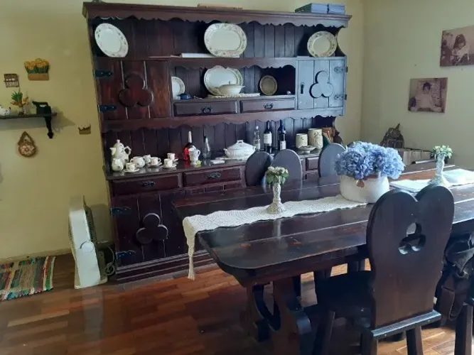 Móvel de sala de Jantar Madeira Maciça (Vinhático)
