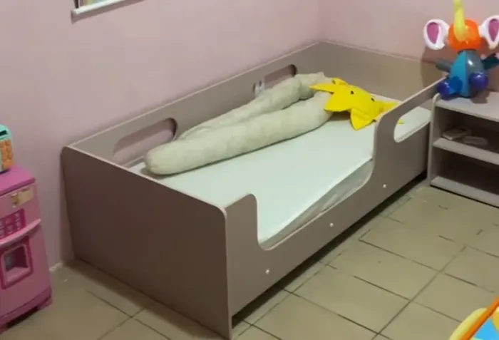 Mini cama infantil rosa + colchão. 