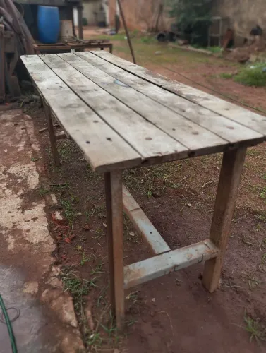 Bancada de madeira com ferro