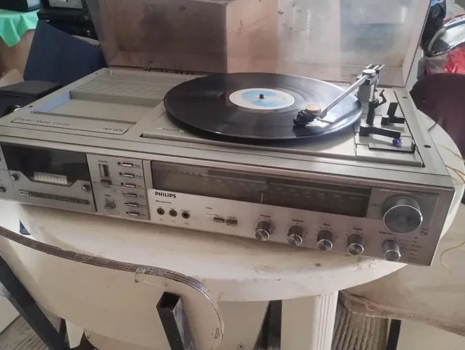 Vendo Som 3x1 Philips, funcionando é antigo