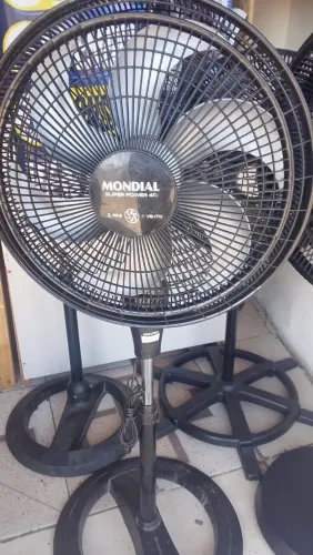ventilador grande mondial de coluna funcionando perfeitamente