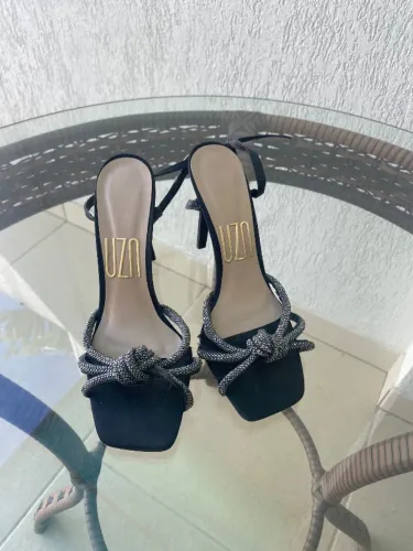 Sandália UZA PRETA SEMI NOVA