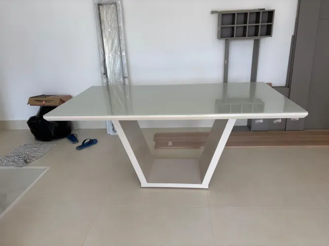 Mesa 8 lugares com tampo de vidro 1,80x1,00m