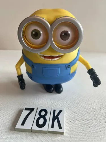 Minion Thinkway toys eletronico, corpo coberto de silicone maleavel 18 cm 