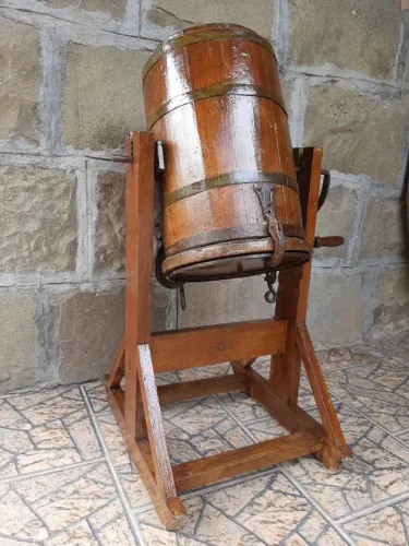Batedor de manteiga antigo em madeira