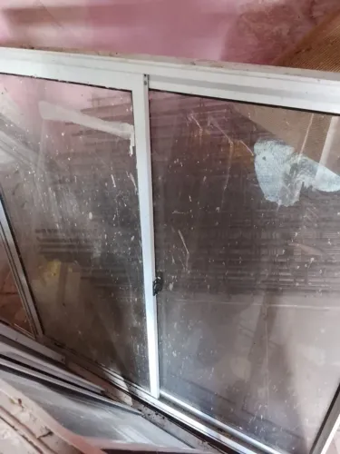 Vendo janelas e portas usadas ora desapegar rápido vem buscar no jordao 