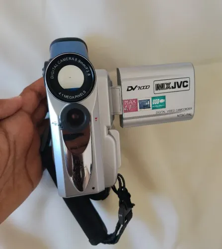 Câmera filmadora digital JVC - 4.1 MEGAPIXELS e Lente 8.9mm/F2.8