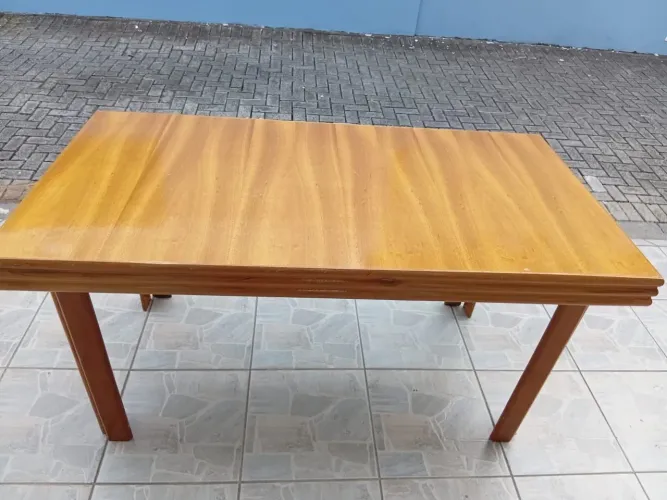 Mesa com 6 cadeiras