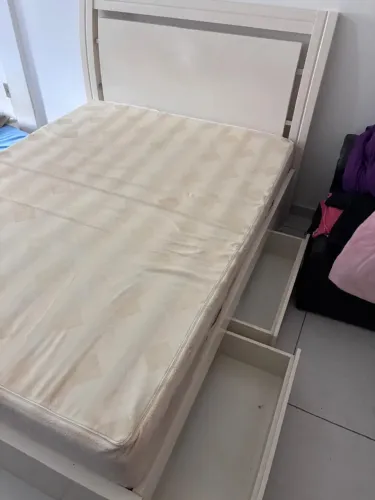Vendo cama de casal usada e colchão da (TEMPUR) .Bom estado de conservação.Valor R$ 2.200.