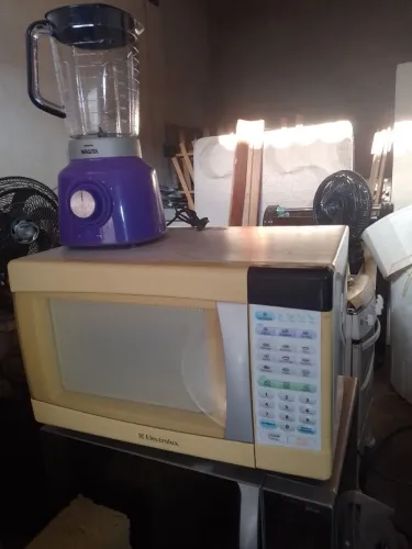 Microondas Eletrolux semi novo 
