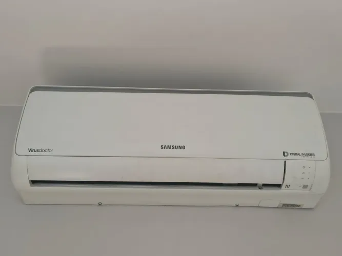Ar condicionado split Samsung inverter, 9 mil BTUs, quente e frio, 220V.