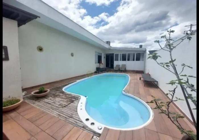 Casa com piscina para Alugar em Florianópolis/SC!
