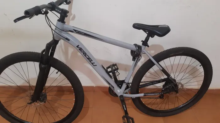 Bicicleta cinza tamanho 29, Vercelli