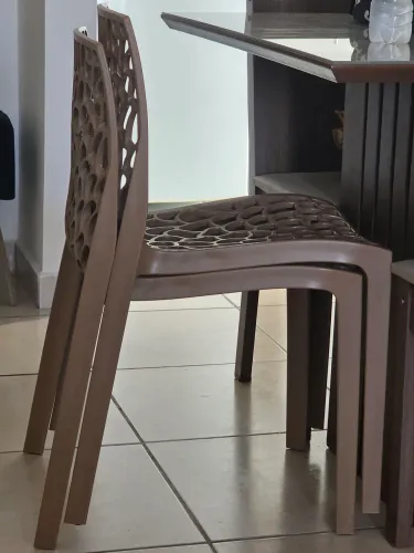 Duas cadeiras de plástico firme suporta ate 140kg