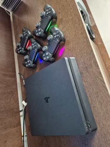 PS4 + 4 controles originais + 8 jogos