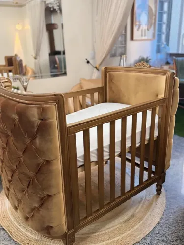 Berço Infantil Luxo Maciço - SEMINOVO - Capitonê Bege/Fendi