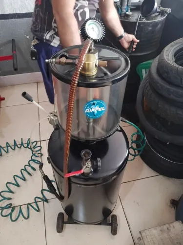 Bomba de tirar óleo de motor rota