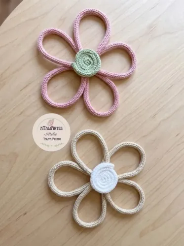 Flor decorativa de parede personalizada em tricotin