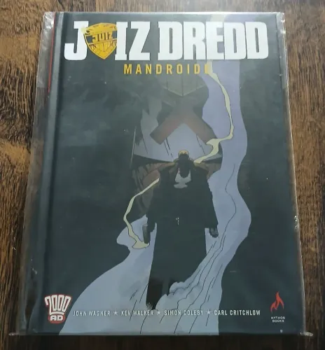 HQ Juiz Dredd: Mandróide (Mythos, Capa Dura, seminova)