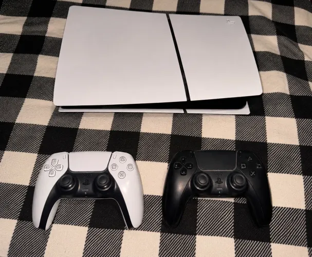 Ps5 Digital Slim + 2 Controles