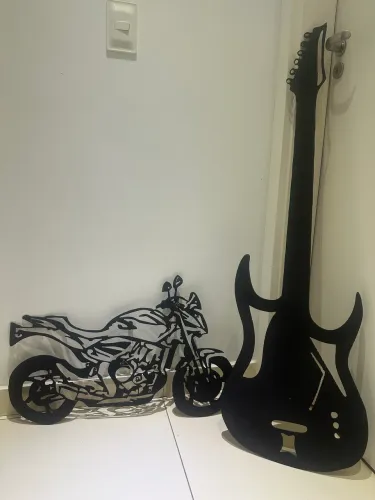 Guitarra e moto de metal para decoração 