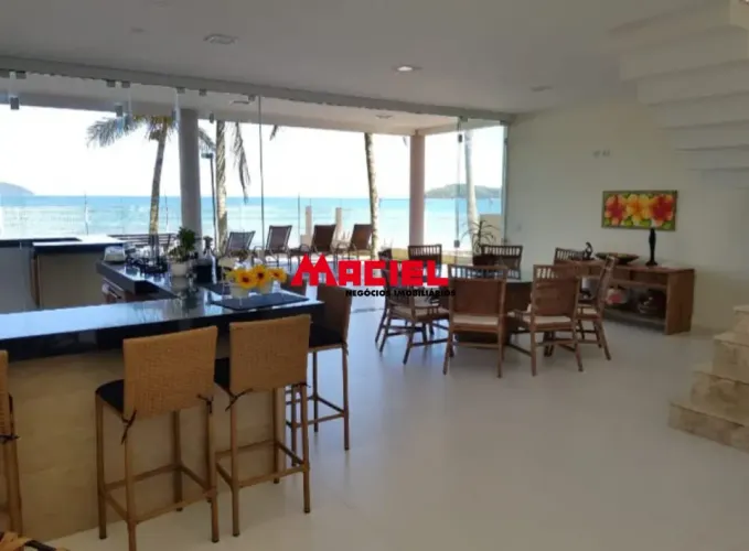 Casa em condomínio fechado 4 sts pé na areia- Praia Sape- Ubatuba