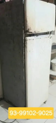 Vendo geladeira, fogão, mesa, cadeira e mesa com gavetas