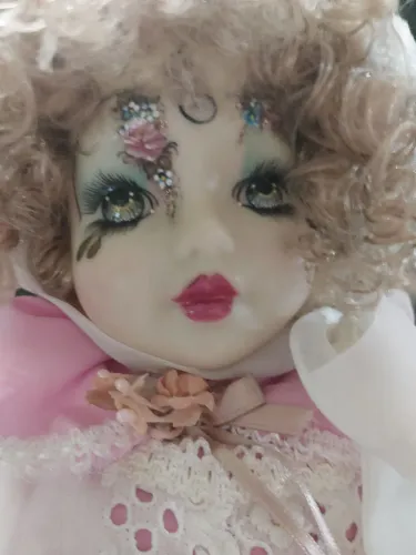 Boneca de porcelana rosinha pintada a mão