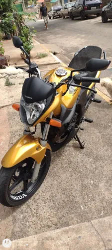 CB 300 dourada