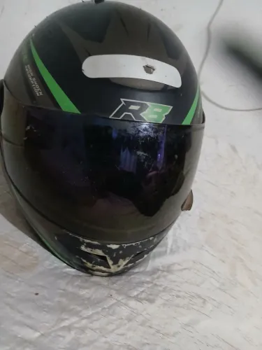 Vendo um capacete número 58 viseira escura 50 reais moro no bairro São Gabriel 