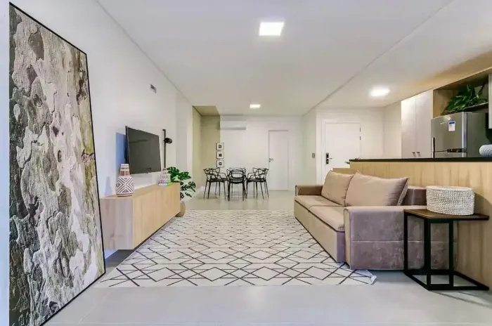 Apartamento de alto padrão em Jurerê, a apenas 50m do mar com 3 Suítes e vista mar