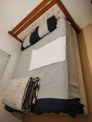 Cama casal Queen com cabeceira