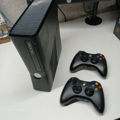 Vendo esse exbox 360 eslim parou de dar vidio do nada é só o console 