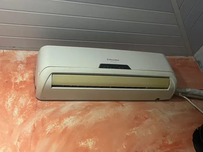 Vendo essa central de ar condicionado de 1200btus