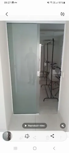 Sistema de vidro fixo e porta de correr com adesivo jateado