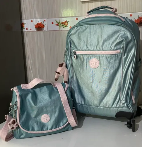Vendo mochila, acompanha lancheira .
