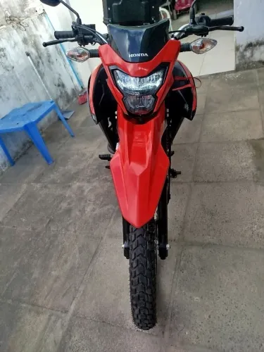 Muito nova com 03 meses de uso com apenas 300 kms rodados.