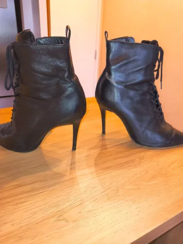 Bota semi nova Arezzo 36