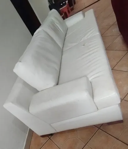 Sofá branco grande courino confortável 4 lugares
