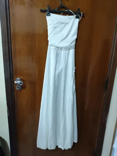 Vendo vestido Branco, longo, com uma fenda na perna, detalhes de corações na fenda.
