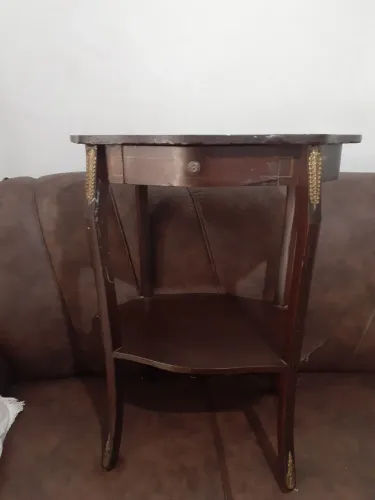 Vendo uma mesinha de madeira