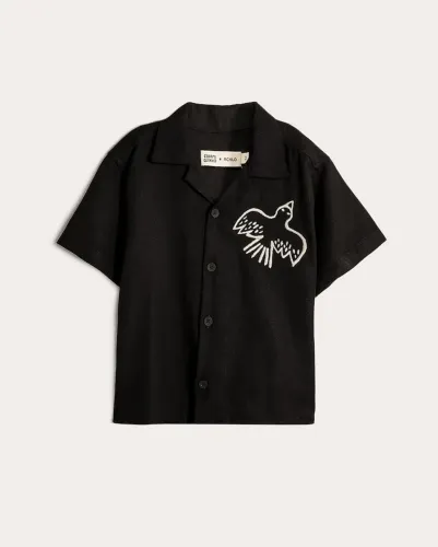 Camisa com pássaro bordado
